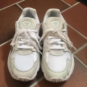 Adidas Falcon  - Ett par Adidas Falcon använda 2-3 gånger totalt. Nyskick köpta för 999kr. Sjukt snygga basic sneakers!
