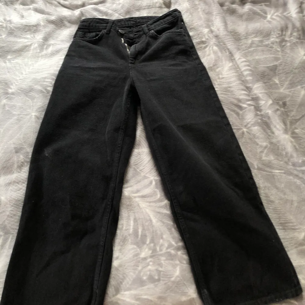 Ett par svarta jeans från monkl. Super fina till vilket tillfälle som helst. Sitter jättefint på kroppen. Det står inte vilken storlek men skulle säga 32/34. 150kr + frakt. . Jeans & Byxor.