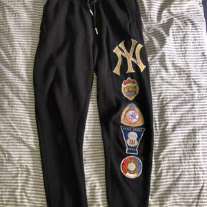 Black New York Yankees sweatpants. Size M. Very good condition (4 out of 5) 