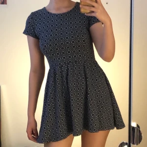 babydoll klänning från topshop - tjockt mysigt material:) storlek 34 men är väldigt kort