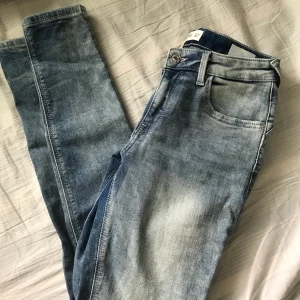 Jeans  - Ett par ljusblå, lite spräckliga jeans. Skönt material, och sitter bra på. Buda. Köparen står för frakten! 
