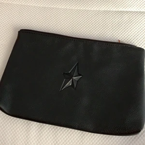 Thierry Mugler  - Säljer nu ett super fint Thierry Mugler väska. Man kan använda den som kuvertväska, makeupväska, mm. Den är helt ny, aldrig använt.