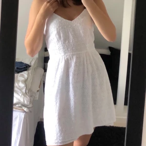 Sommarklänning  - Säljer min fina klänning som tyvärr inte inte kommer till så mycket användning. Spännena på axelbanden  behöver bytas, men du kan såklart även sy fast banden i den längd du vill ha. Jag har använt klänningen även fast spännena inte fungerar perfekt. 