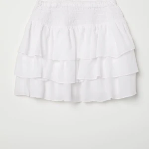 Volangkjol  - Säljer denna super söta volangkjol från Gina! Jättefin men är för kort på mig som är 177cm lång, bild 1 är en liknande💞 Frakt ingår