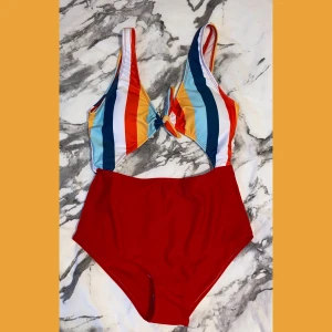 Baddräkt från Shein - Såå fin baddräkt från Shein. Passar tyvärr inte mig så aldrig använd endast provad. (Hygienlapp kvar) Stl M, men skulle säga S/M. Köpt för 119 kr, säljer för 35+frakt då jag upptäckt några knasiga sömmar💗(se bild 2).