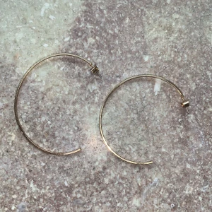 Örhängen guld✨ - (Oäkta) köpta på H&M använda en gång🌟 köparen står för frakten (11kr)