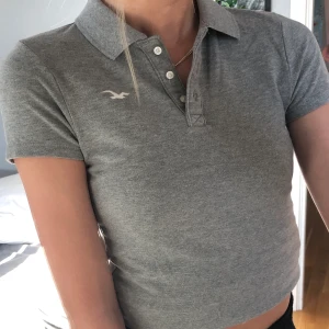 Pikétröja  - En pikétröja från hollister, använt fåtal gånger men skulle mer säga aldrig. Intresserad? Bara att ta kontakt me mig och köparen står för frakt💓