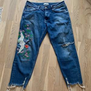 Blåa jeans från ZARA med slitningar och fint broderi. Använda 1 gång så de är så gott som nya. Fraktavgift tillkommer, kan även mötas upp i Uppsala. 
