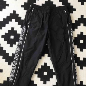  - 40s & Shorties Goodfellas Track Pants, strl S. Från Goodbyebread (tillkom en tullavgift på 1200kr). Säljes pga för långa för mig (är 151 cm lång), därav aldrig använda & i nyskick. Köpare står för frakt men kan mötas upp i centrala Stockholm. 