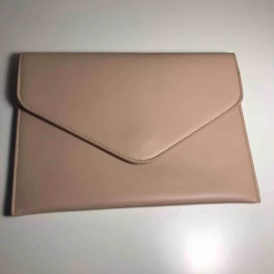  - Beige kuvertväska. Har använt en gång.  Pris in förhandlas. 