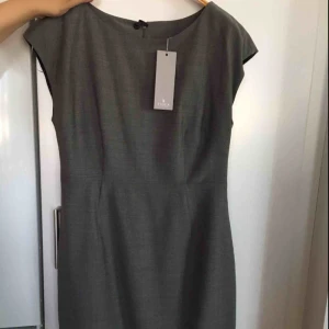  - Klänningen är i storlek 38 och nypriset ligger på 1999kr, fin figursydd klänning likaså aldrig använd prislapp på denna finns även kvar