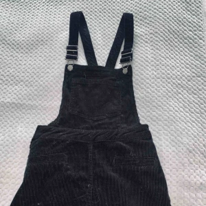  - Superfin svart hängselklänning i manchestertyg. Aldrig använd. 