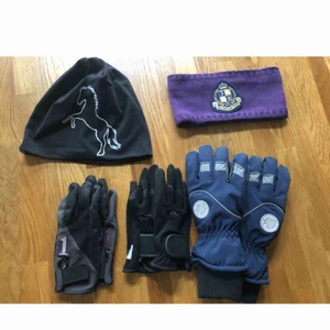  - Två tunna ridhandskar, ena är med ’halkskydd’ och ena är slät. Ett par varma vantar som är fodrade, de är vattentäta och fodrade. Två mössor, ena är tunn och funkar perfekt under ridhjälmen och den andra täcker öronen. 