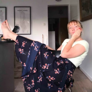  - Asball kjol från indiska som jag älskar för den är prinsessaktig men ändå inte super flickig. Man knyter ihop den så det går att anpassa hur tajt den sitter. Har inte använt mer än två gånger då jag köpt till speciellt tillfälle. 