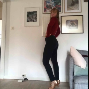  - Marinblå stretchiga jeans med normal midja. Byxorna är från vila och köpta second hand. Vit krita på framsidan som antagligen går bort i tvätten, jag är bara lat. 