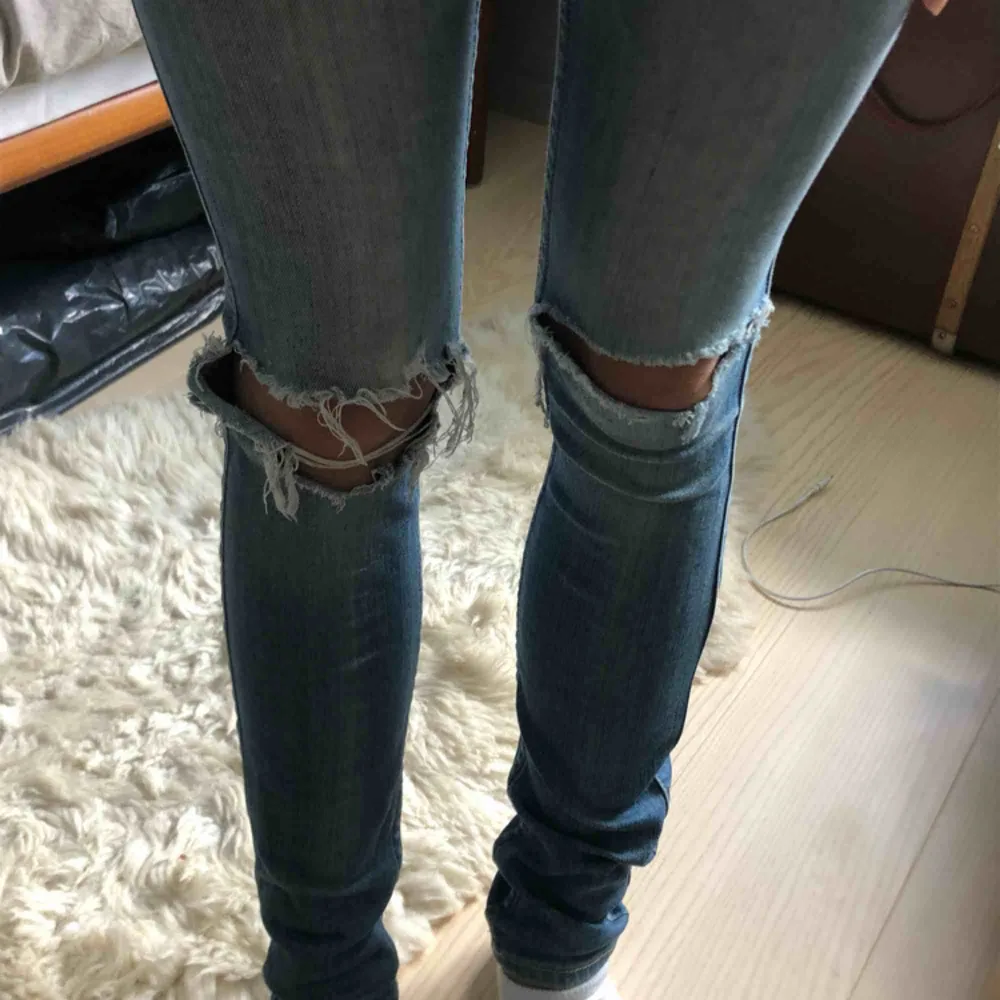 Toppen skick för att vara ripped jeans.  Använts som favoriter hela förra året, säljer pga att jag haft de länge och kommer inte att använda mer. . Jeans & Byxor.