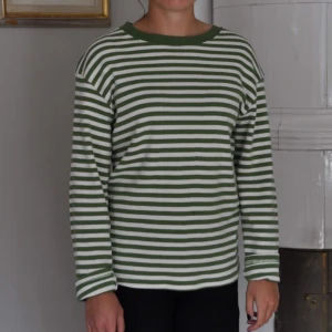  - Mysig grön randig tröja. Storlek medium🌻