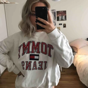  - Oversized tröja från Tommy Hilfiger i storlek M. Köpt här på Plick men säljer pga kommer inte till användning längre. (:
