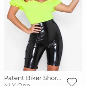  - Säljer ett par helt NYA biker shorts i storlek S! De är från Nelly☺️   🌸Möts upp i Tyresö eller Gullmarsplan, annars frakt👍🏼