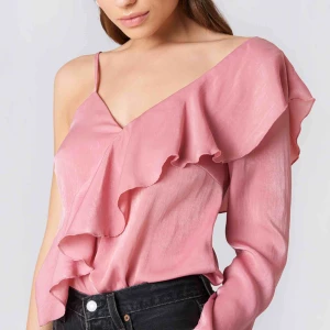  - Aldrig använd, rosa one shoulder frill top. Strl S från NAKD BoHo