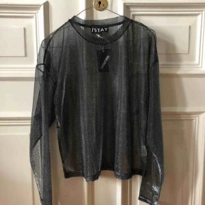  - Glittrig transparent tröja. Kan mötas upp i Gbg, annars tillkommer frakt✨