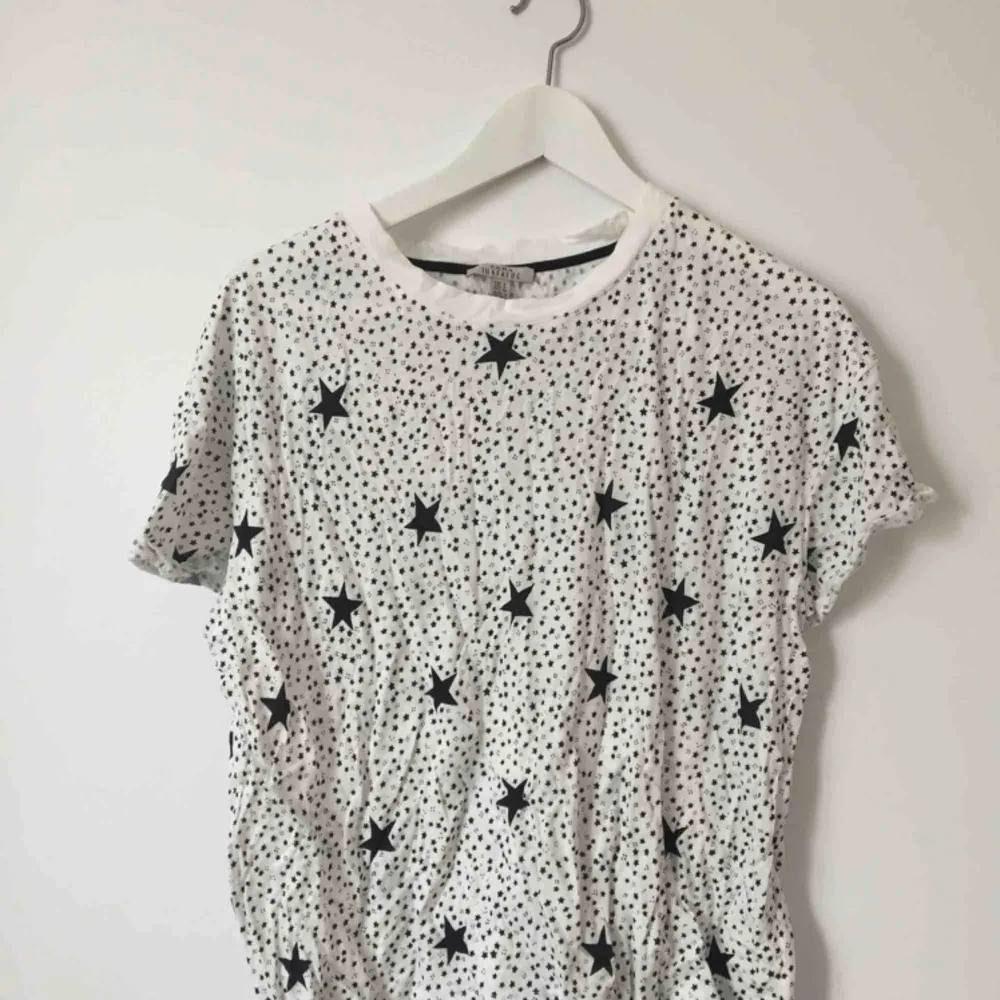 T-shirt från Zara med stjärnmönster i strl S. . T-shirts.