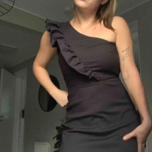  - Klänning. Aldrig använd. Prislapp kvar. 