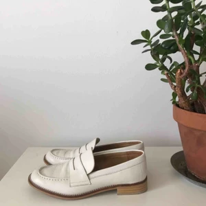  - Vita loafers från mango, aldrig använda utomhus