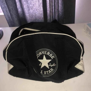  - Väl använd men sjukt snygg bag från Converse. 