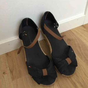  - Tommy Hilfiger sandaler med kilklack. Strl 34.  Väldigt fint skick!   Pris kan diskuteras 