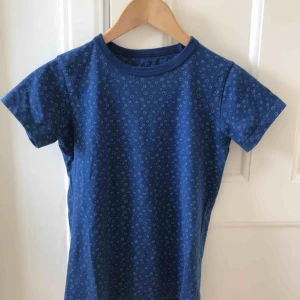 Tshirt - Söt marinblå t-shirt med mönster. Lagom tight och lite högre i halsen. 