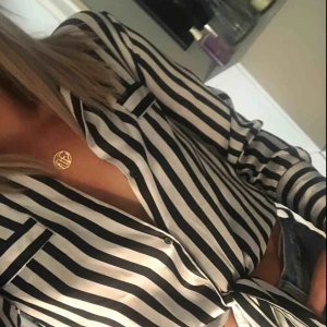  - Snygg knytblus  Tyvärr blivit lite för tight i armarna för mig  Priset är inkl frakt 