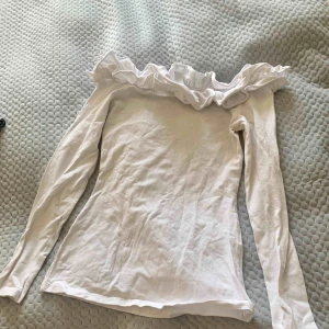  - Off Shouldertop från Nelly. Använd ett fåtal gånger. Fint skick. 
