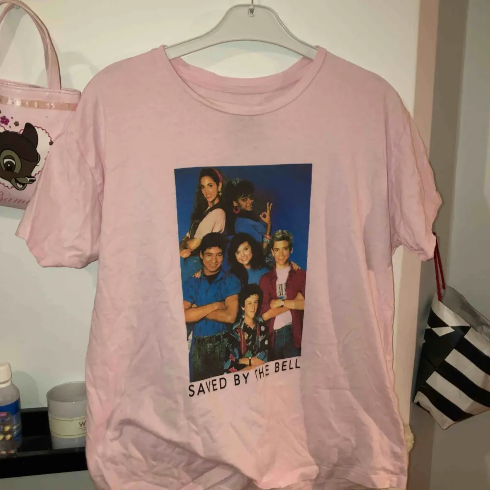 Såååå snygg ljusrosa oversized tshirt med Saved By The Bell motiv💕💅🏼💕🤪 Den har verkligen varit en favorit hos mig, säljer då jag behöver plats i garderoben och pengar😔Köparen står för frakt <33. T-shirts.