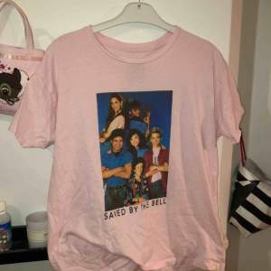 Såååå snygg ljusrosa oversized tshirt med Saved By The Bell motiv💕💅🏼💕🤪 Den har verkligen varit en favorit hos mig, säljer då jag behöver plats i garderoben och pengar😔Köparen står för frakt <33