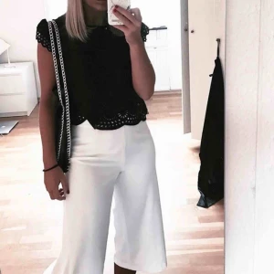  - Vit byxa i kortare modell, vidare nedtill. I bra skick!