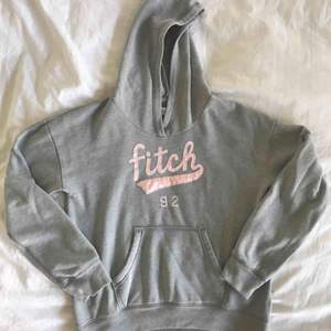 En grå abercrombie&fitch hoodie!! I fint skick även fast den har använts ett par gånger!! Köpt i Amerika därav amerikanska storlekar!!🥰