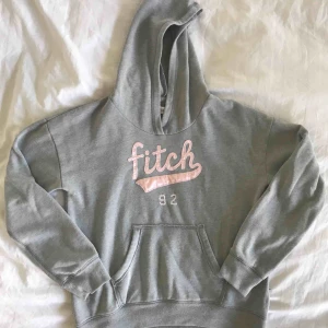  - En grå abercrombie&fitch hoodie!! I fint skick även fast den har använts ett par gånger!! Köpt i Amerika därav amerikanska storlekar!!🥰