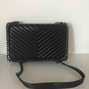  - Skitsnygg väska från ginatricot. Säljer då den aldrig kommer till användning.