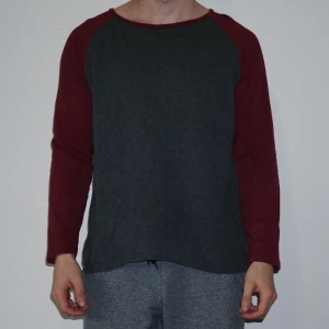  - T-shirt från Carlings. Passar som M.