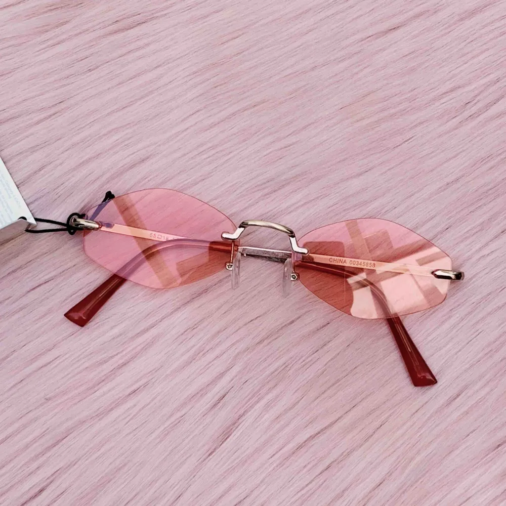 Helt nya rosa solglasögon från Forever 21💕 frakt ingår i priset✨. Accessoarer.