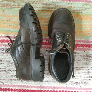  - Robusta låga skinnkängor med kraftig yttersula. Ärvt av mamma som troligtvis köpte dem på 70-talet, de har åldrats vackert men ett skosnöre behöver snart bytas. Enklast att mötas upp (Karlstad, Stockolm, Uppsala, Borlänge eller Falun) annars skickar jag, frakt tillkommer då.