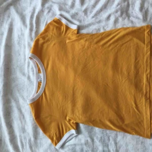  - Gul tröja från HM, använd endast en gång! 