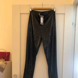  - Ett par helt nya lackbyckor , råkade beställa fel storlek. Frakten ingår 😍