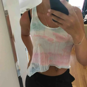  - vitt croppat linne från hollister med palmer. linnet är längre i ryggen. köparen står för frakt, fler bilder kan fixas om det önskas