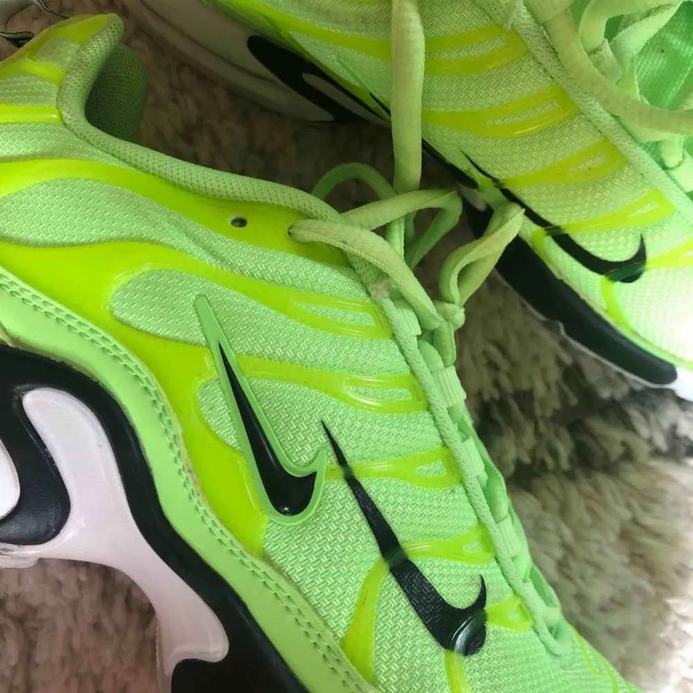 Nike TN air i neon grön färg. Storlek 39, köpta i London endast använda 3 gånger. Nypris 1899kr  Går inte att få tag i någonstans, limited edition skor -medföljs skokartong om det önskas  . Skor.