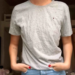  - Fin grå t-shirt från Tommy Hilfiger! Jag står för frakt!