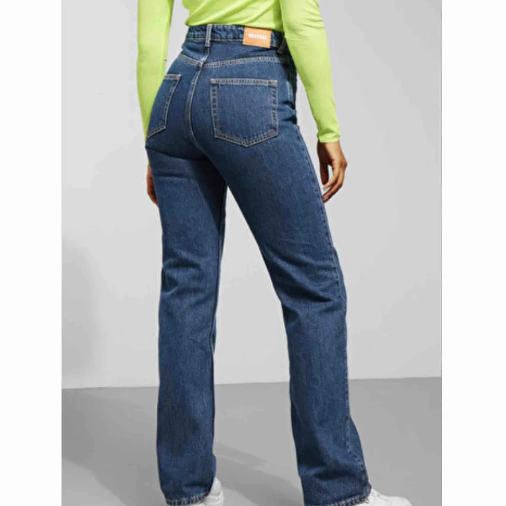 Row Win Blue Jeans från Weekday. Använda max tre gånger: alltså som nya.  Skriv om du vill ha flera bilder på jeansen! . Jeans & Byxor.