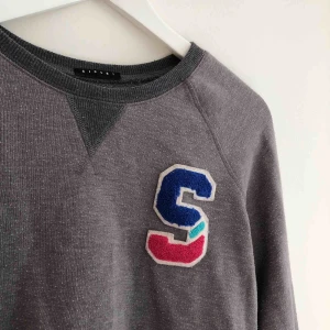  - Cropad collegetröja som blivit lite nopprig i tvätten Möts i Göteborg eller skickat mot fraktkostnad  Priset går att diskutera🌈