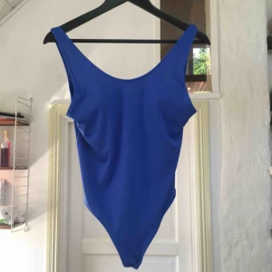 - Superfin blå baddräkt, endast använd en gång (tvättad ofc). Klippt bort lappen men tror det är storlek M!